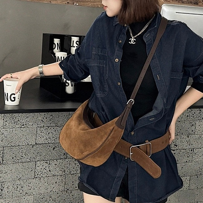 Brun Hobo-axelväska i mocka och läder