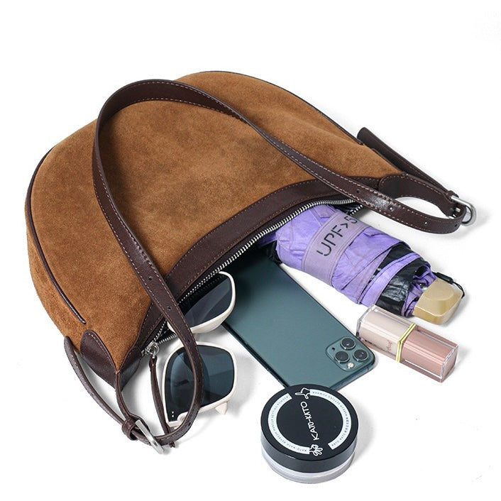 Brun Hobo-axelväska i mocka och läder