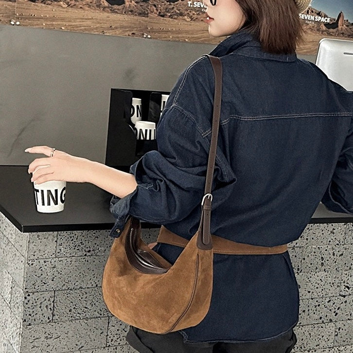 Brun Hobo-axelväska i mocka och läder