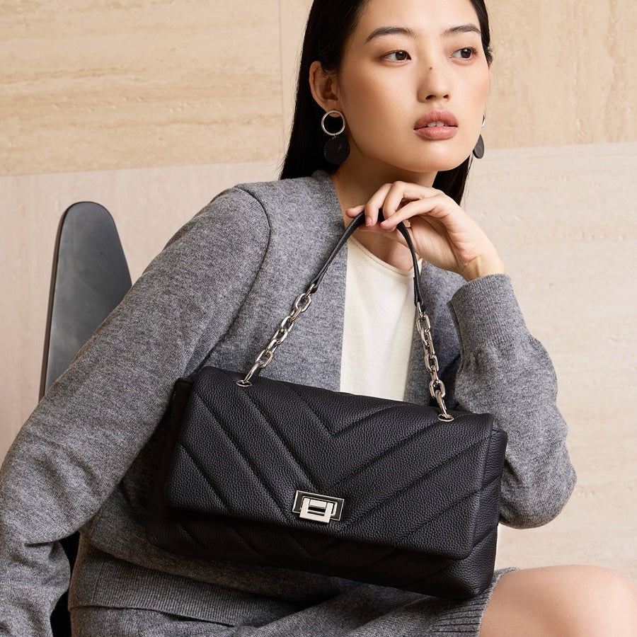 Kedjeprydd V-vadderad axelväska i äkta läder