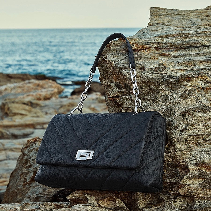 Kedjeprydd V-vadderad axelväska i äkta läder