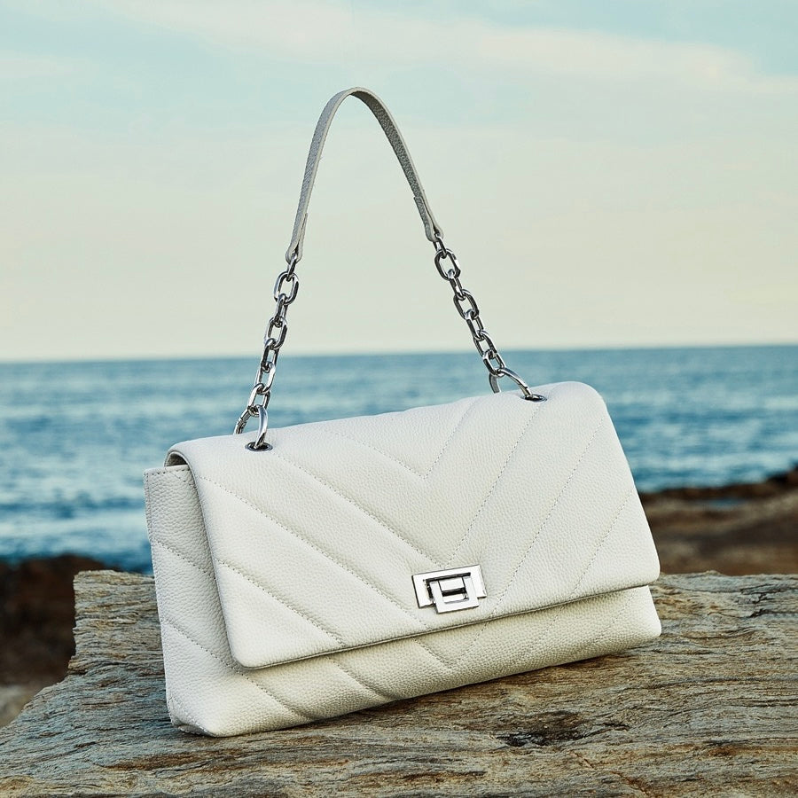 Kedjeprydd V-vadderad axelväska i äkta läder