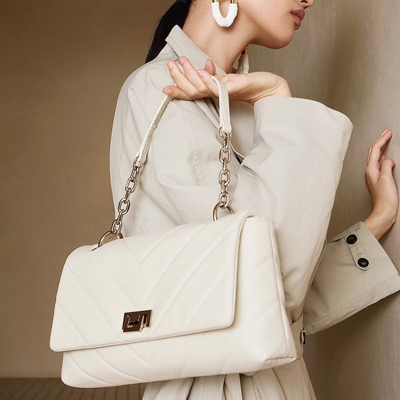 Kedjeprydd V-vadderad axelväska i äkta läder