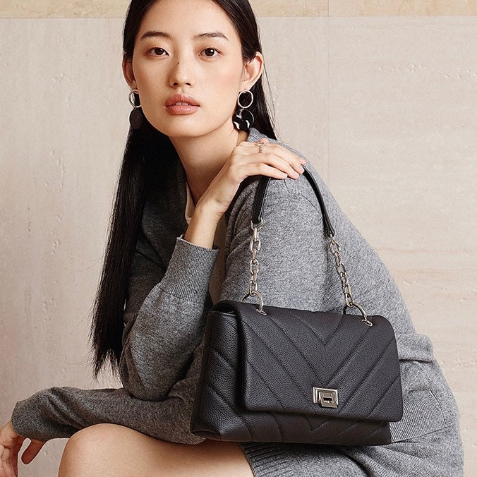 Kedjeprydd V-vadderad axelväska i äkta läder