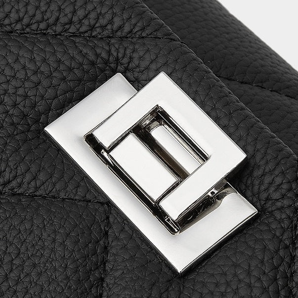 Kedjeprydd V-vadderad axelväska i äkta läder