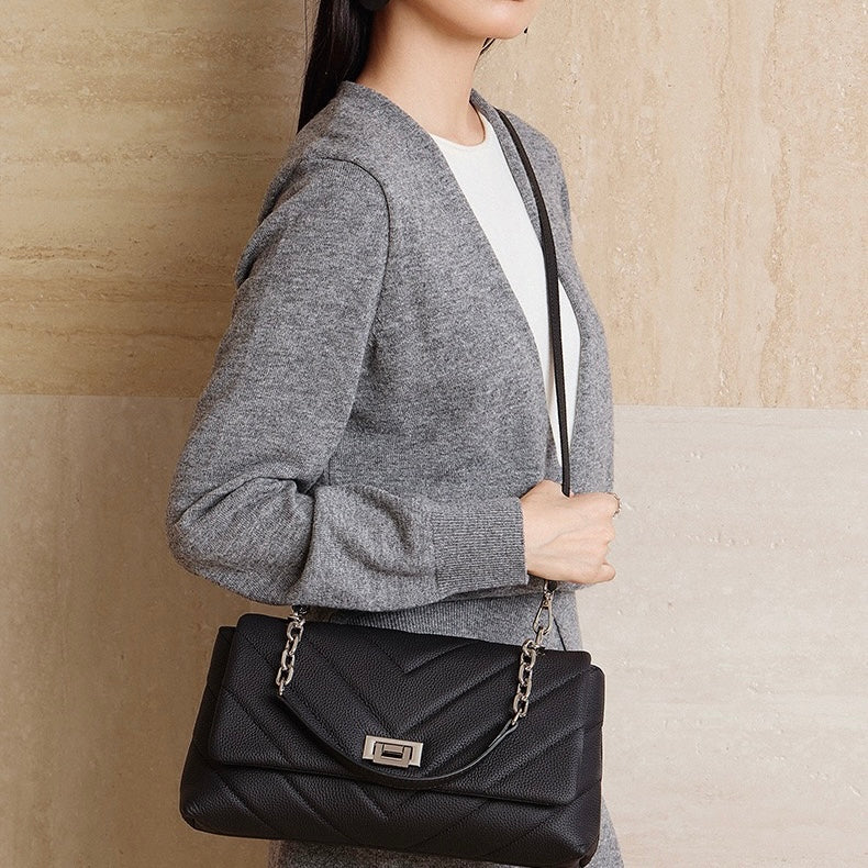 Kedjeprydd V-vadderad axelväska i äkta läder