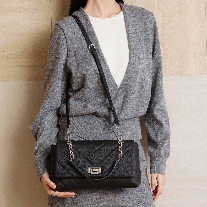 Kedjeprydd V-vadderad axelväska i äkta läder