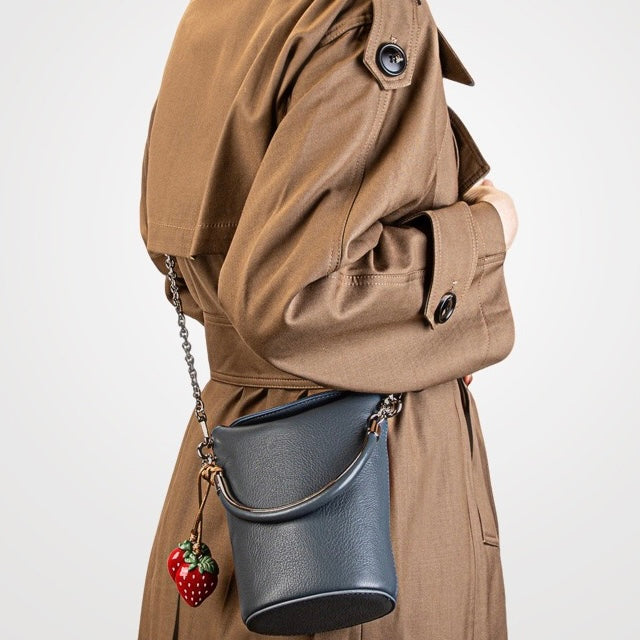 Mini-axelväska i äkta läder med hink och telefon