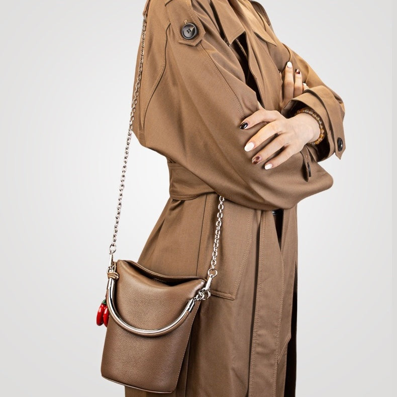 Mini-axelväska i äkta läder med hink och telefon