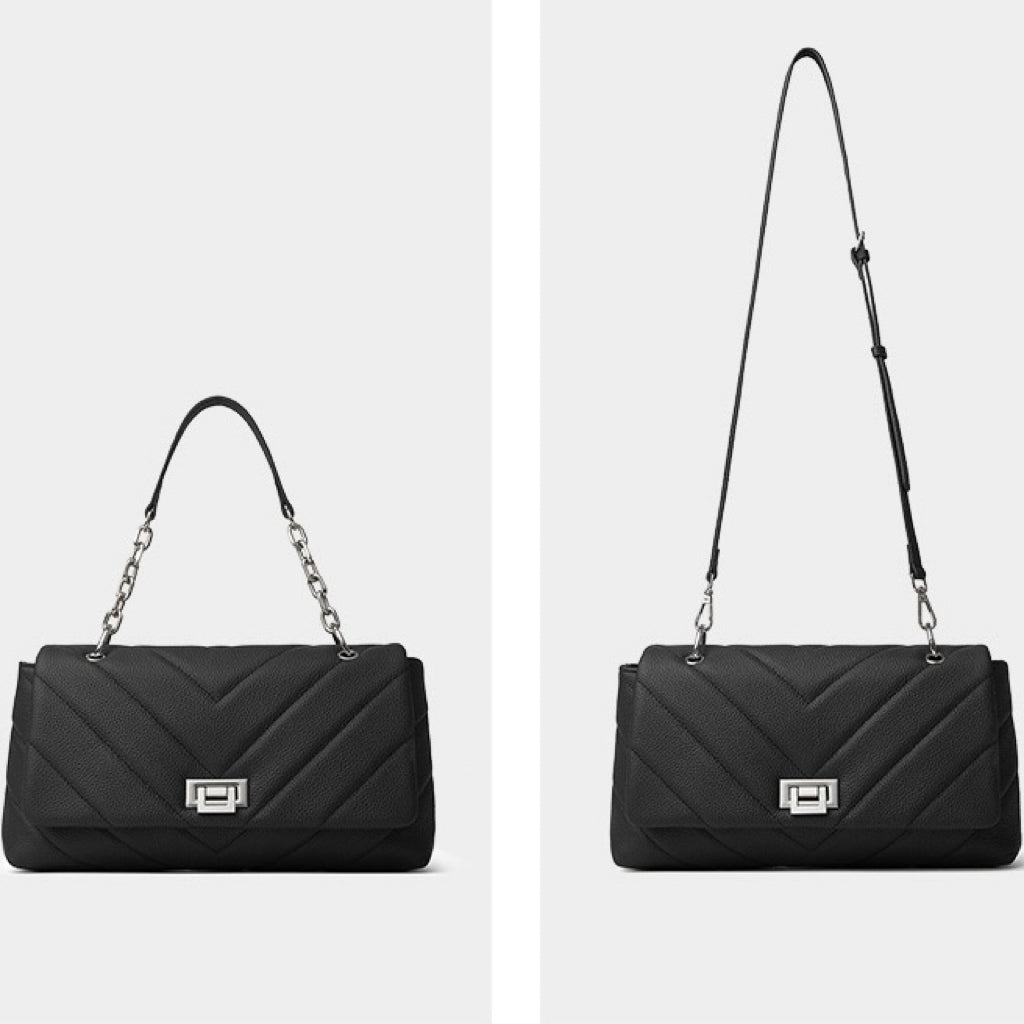 Kedjeprydd V-vadderad axelväska i äkta läder