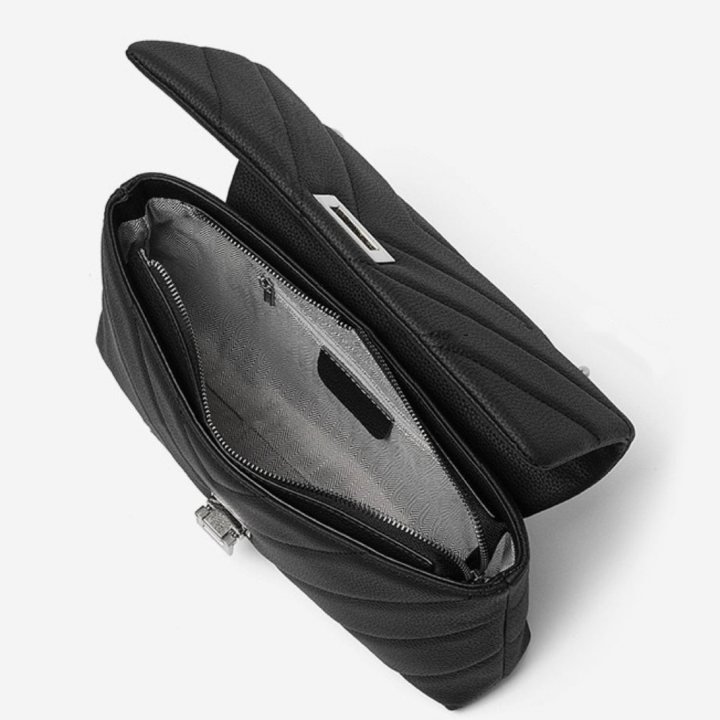 Kedjeprydd V-vadderad axelväska i äkta läder