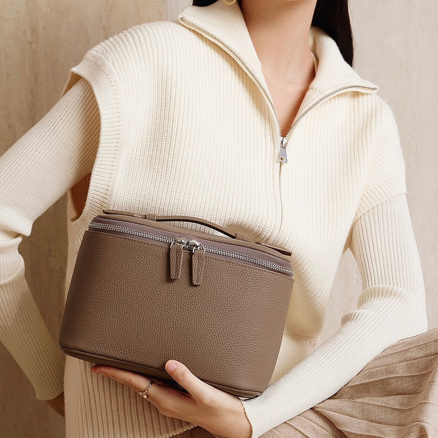 Kosmetikväska i äkta läder med flera fack