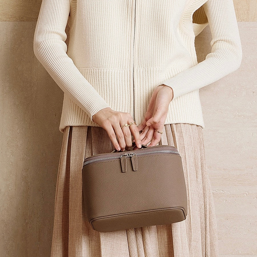 Kosmetikväska i äkta läder med flera fack