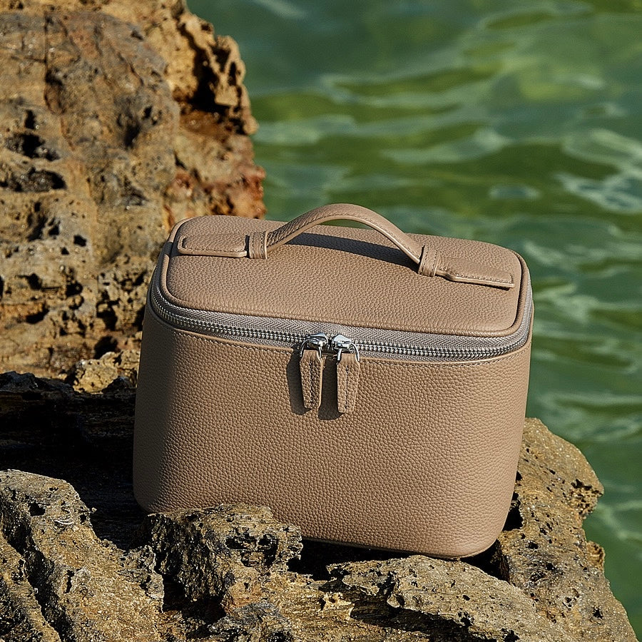 Kosmetikväska i äkta läder med flera fack