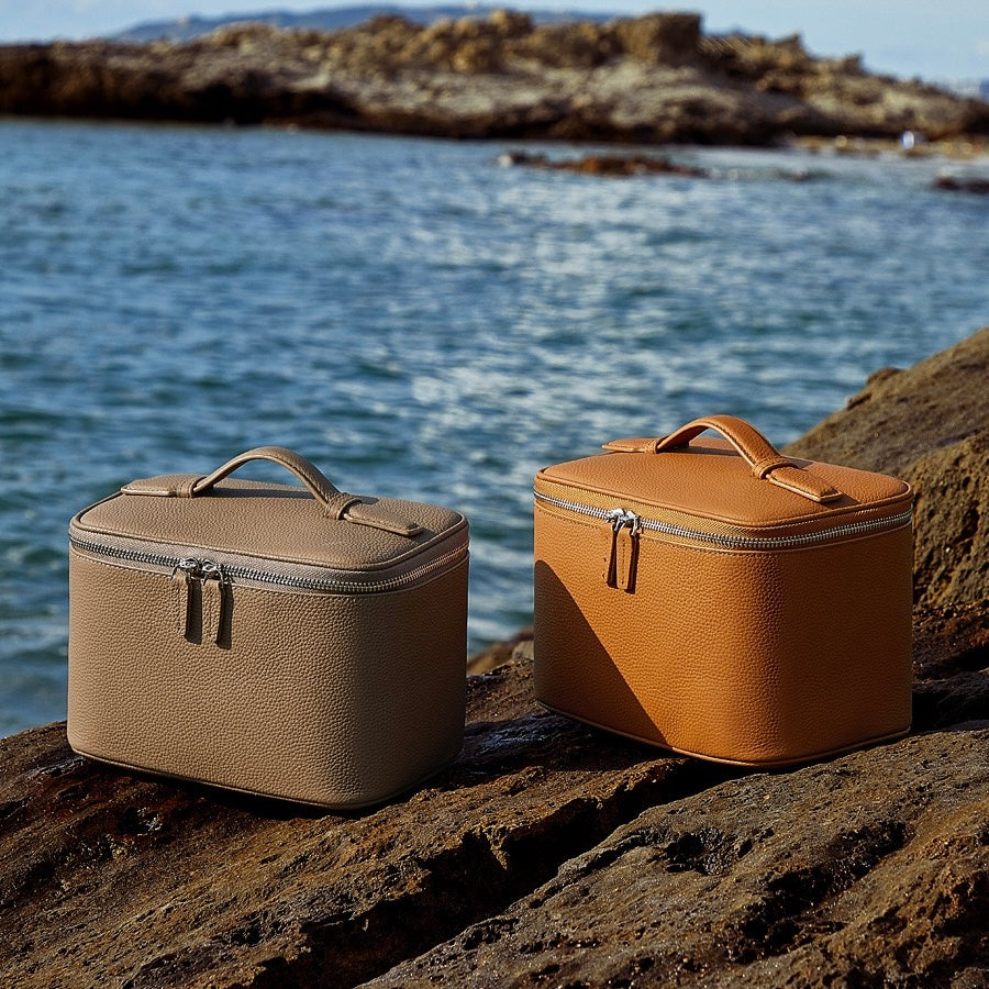 Kosmetikväska i äkta läder med flera fack