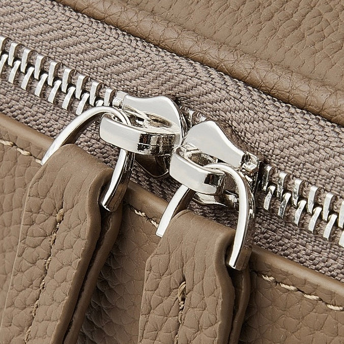 Kosmetikväska i äkta läder med flera fack