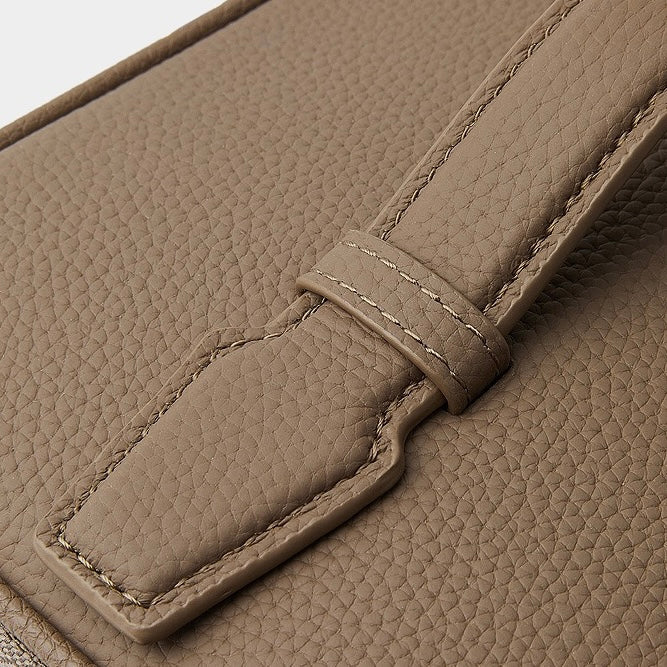 Kosmetikväska i äkta läder med flera fack