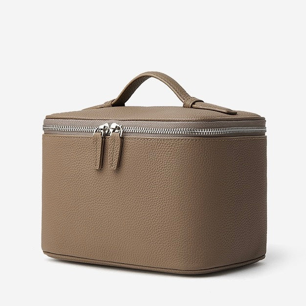 Kosmetikväska i äkta läder med flera fack
