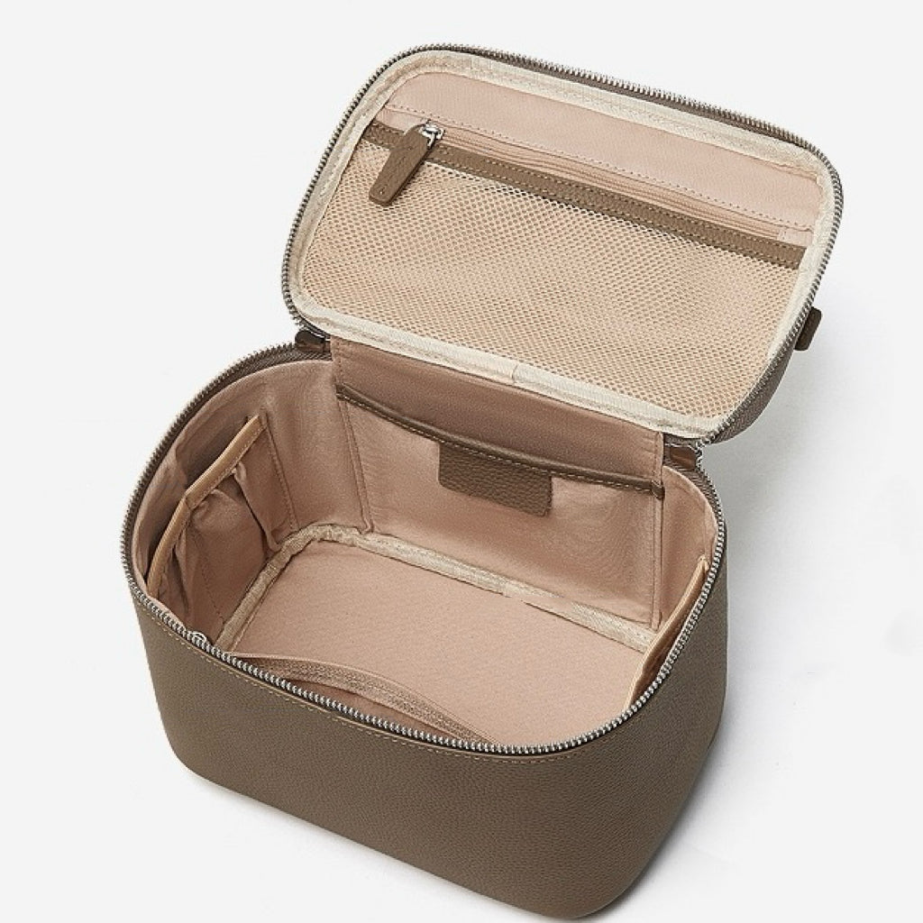 Kosmetikväska i äkta läder med flera fack