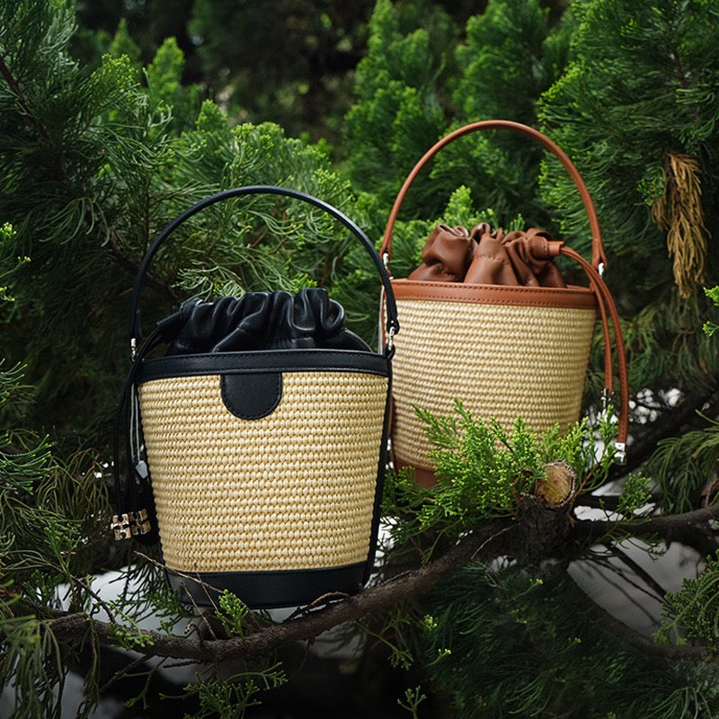 Lyxig damvävd axelremsväska i lammskinn för strandsemester