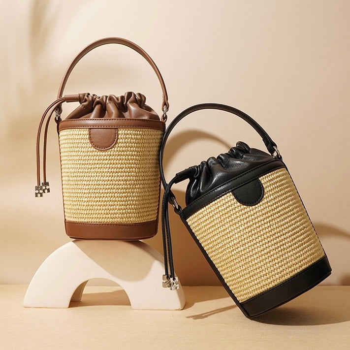 Lyxig damvävd axelremsväska i lammskinn för strandsemester