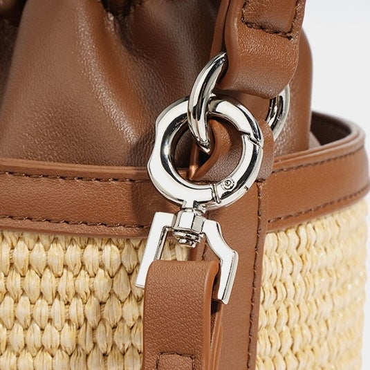 Lyxig damvävd axelremsväska i lammskinn för strandsemester