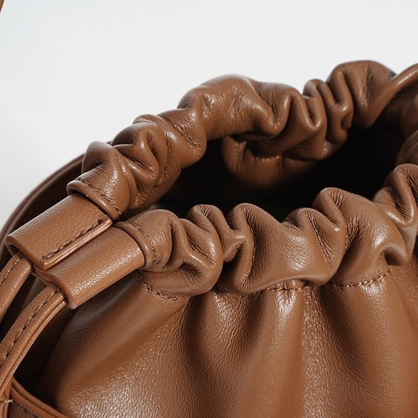 Lyxig damvävd axelremsväska i lammskinn för strandsemester