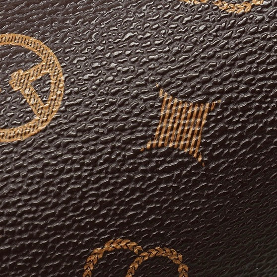 Axelremsväska i konstläder med spänne och monogramtryck