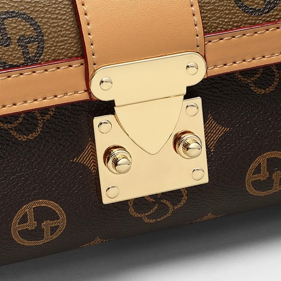 Axelremsväska i konstläder med spänne och monogramtryck