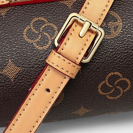 Axelremsväska i konstläder med spänne och monogramtryck