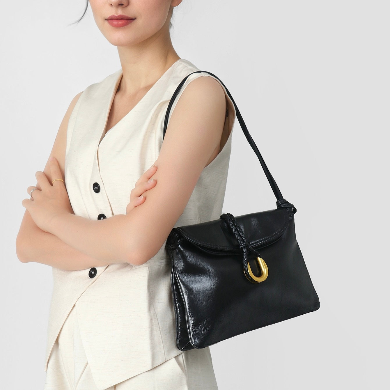 Lyxig flätad kuvertformad axelväska i läder