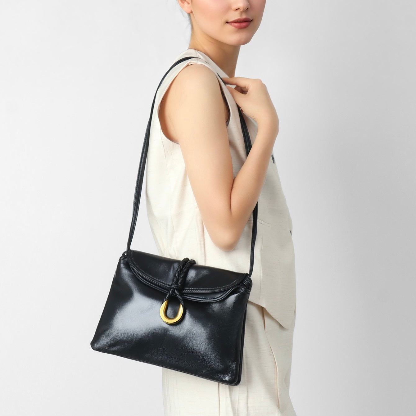 Lyxig flätad kuvertformad axelväska i läder