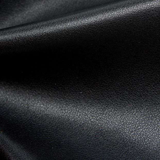 Minimalistisk designad äkta läderväska med halvmåneformad axelrem