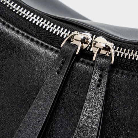 Minimalistisk designad äkta läderväska med halvmåneformad axelrem