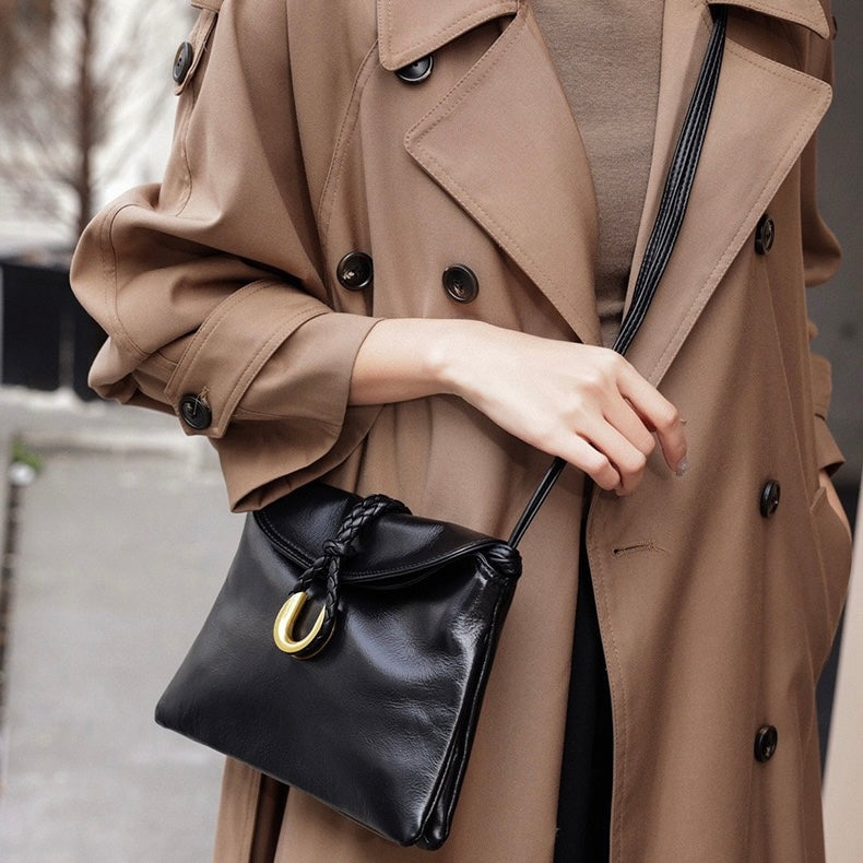 Lyxig flätad kuvertformad axelväska i läder