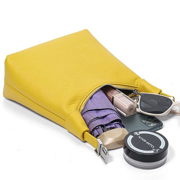 Minimalistisk texturerad läderhalvmåne hoboväska