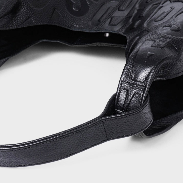 Svart hoboväska i äkta läder med präglad text