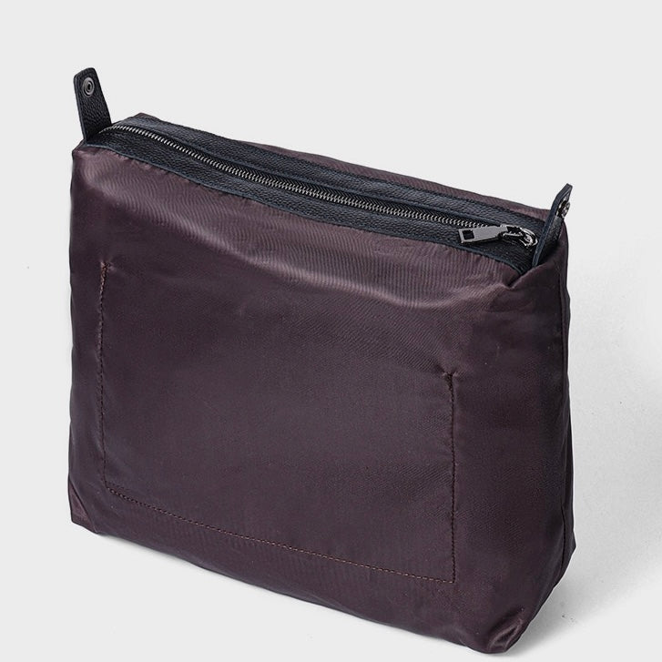 Svart hoboväska i äkta läder med präglad text