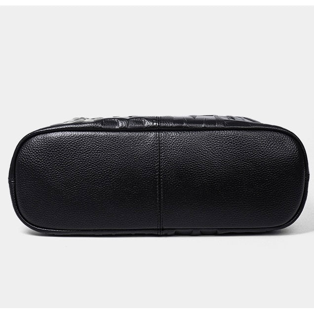 Svart hoboväska i äkta läder med präglad text