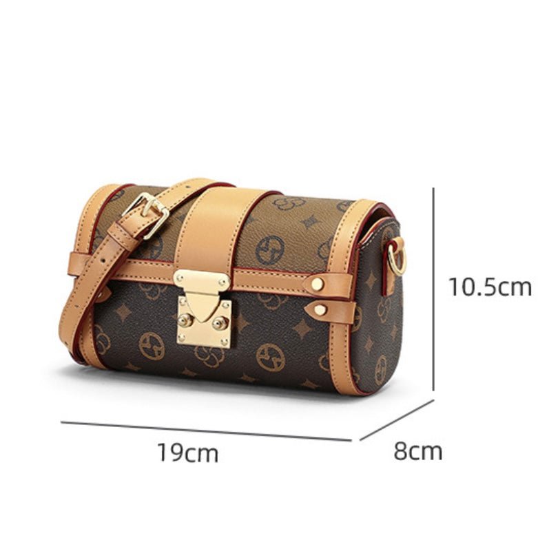 Axelremsväska i konstläder med spänne och monogramtryck