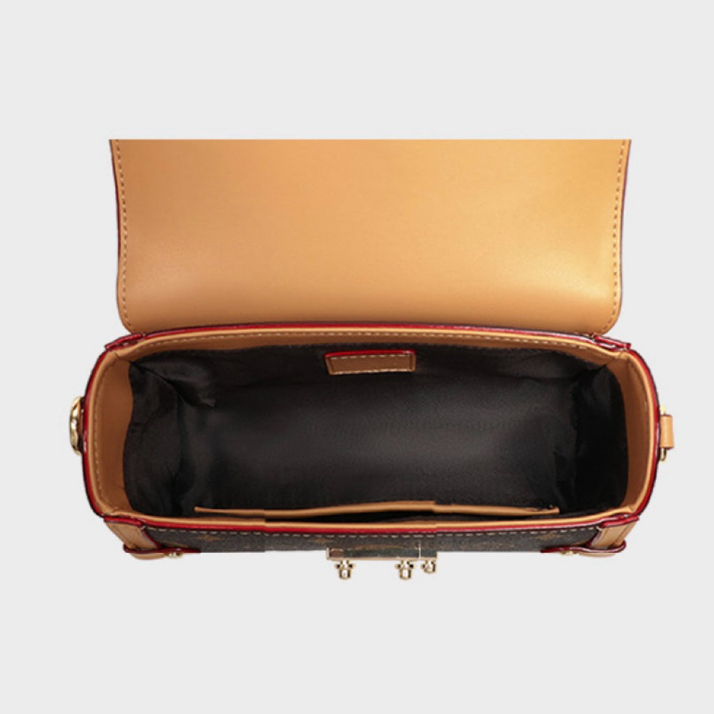 Axelremsväska i konstläder med spänne och monogramtryck