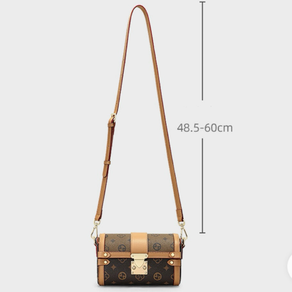 Axelremsväska i konstläder med spänne och monogramtryck