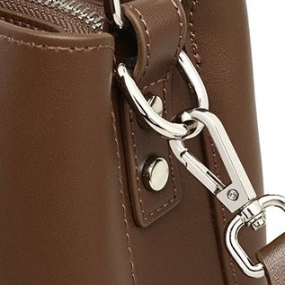 Kaffefärgad bucketväska i äkta läder med björnberlock