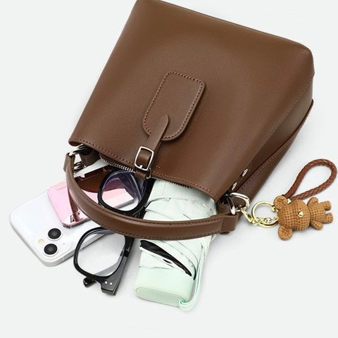 Kaffefärgad bucketväska i äkta läder med björnberlock