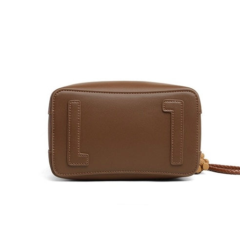 Kaffefärgad bucketväska i äkta läder med björnberlock