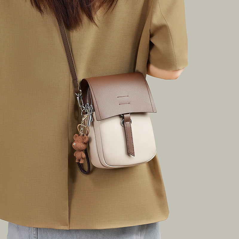 Färgblocksväska i äkta läder med miniatyr-axelrem och björnberlock