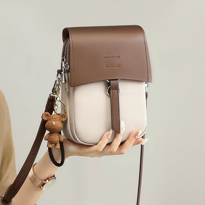 Färgblocksväska i äkta läder med miniatyr-axelrem och björnberlock