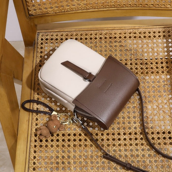 Färgblocksväska i äkta läder med miniatyr-axelrem och björnberlock