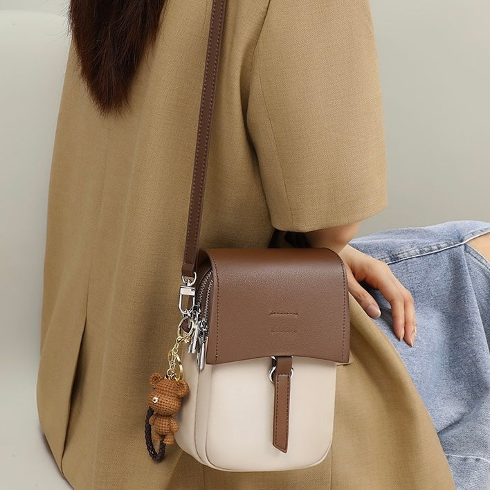 Färgblocksväska i äkta läder med miniatyr-axelrem och björnberlock