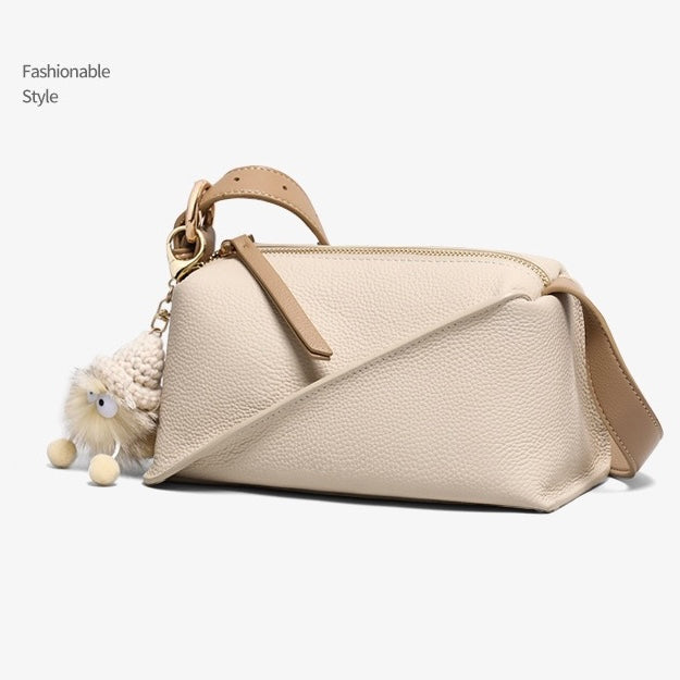 Elegant geometrisk axelväska i äkta läder med plyschberlock